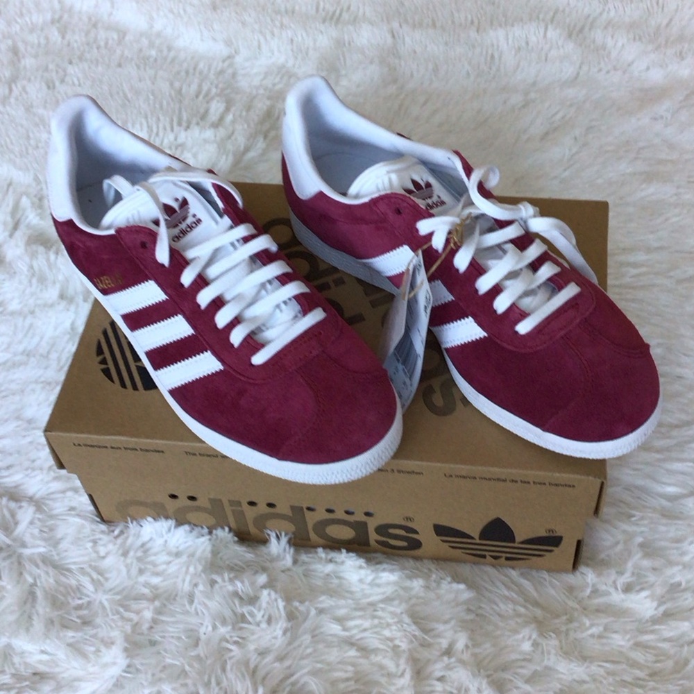 ADIDAS BURGUNDY GAZELLE  SHOES / SNEAKERS. SIZE 6 US ( MALE) / SIZE 7 US FEMALE.